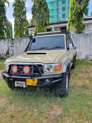 Toyota Land Cruiser 2018 Gold