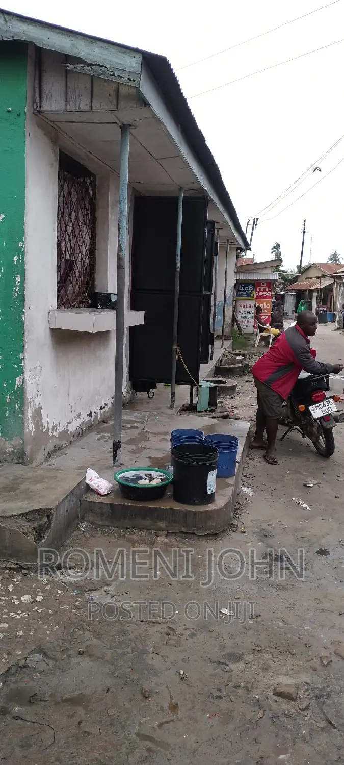 Eneo La Kibiashara Linauzwa Ml 85 Ukonga Gongolamboto.