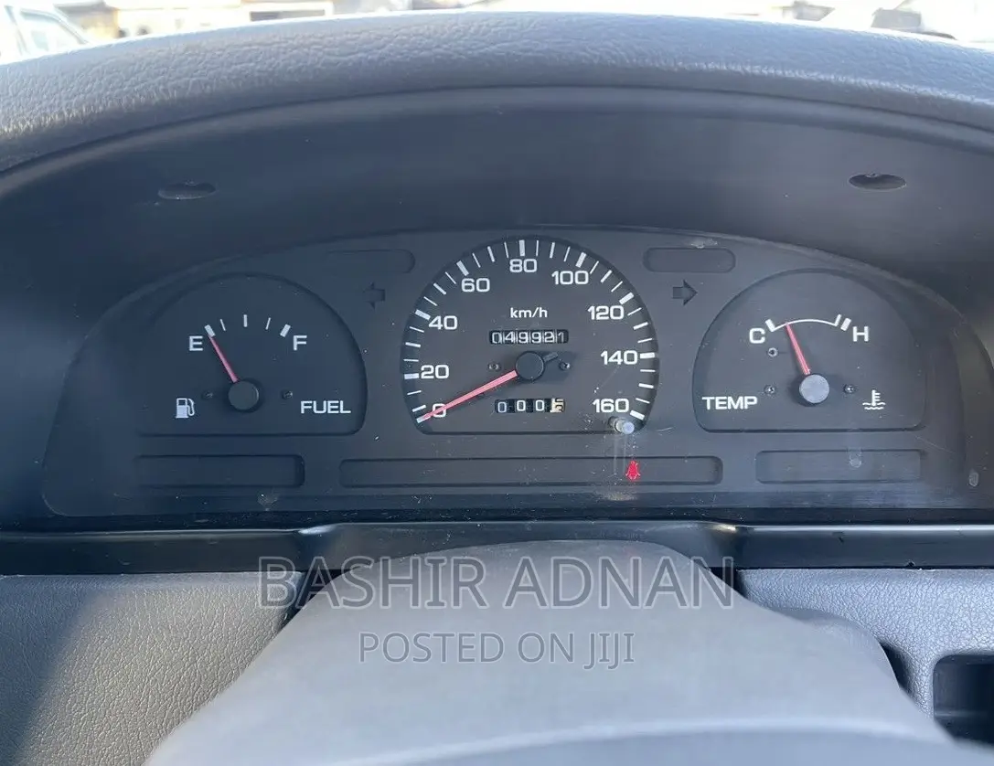 Nissan Pick-Up 1990 White