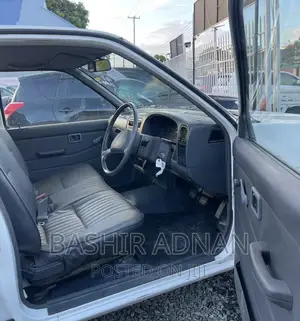 Nissan Pick-Up 1990 White