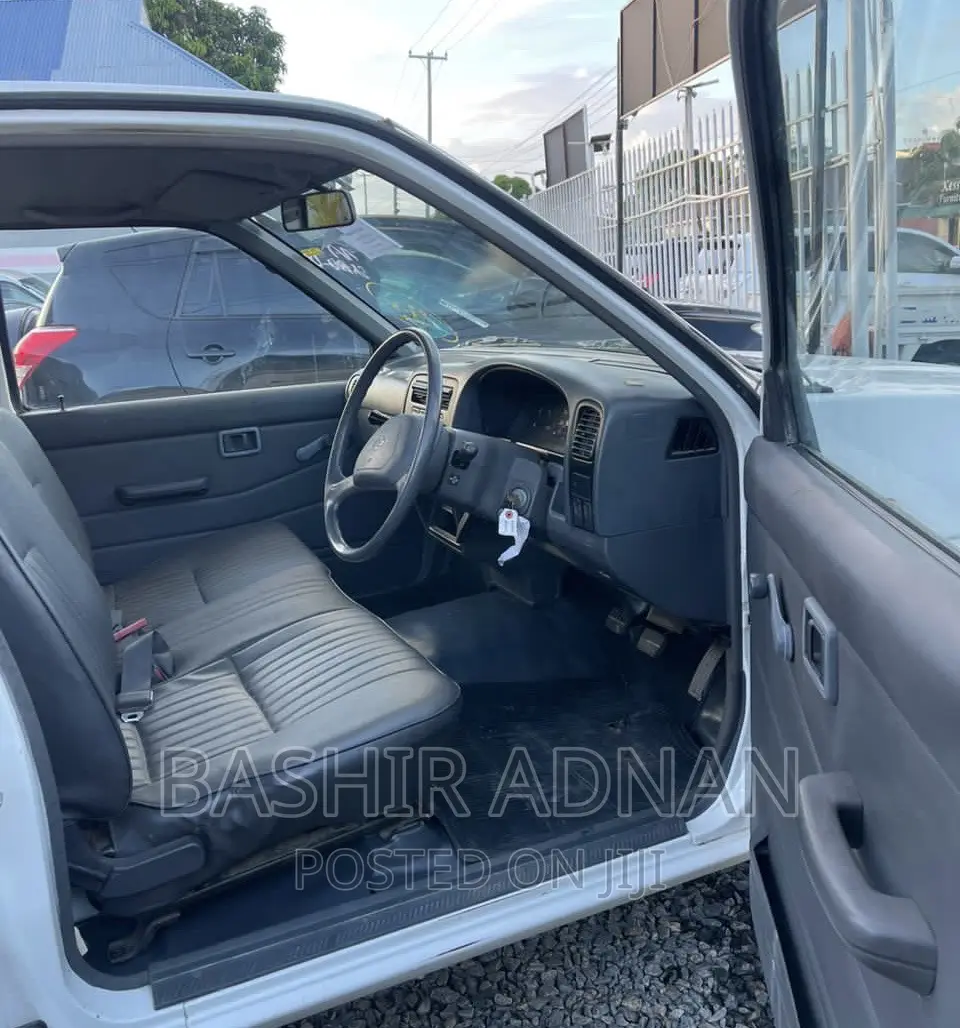 Nissan Pick-Up 1990 White