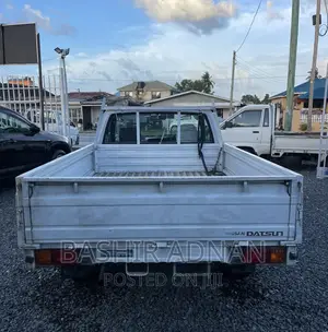 Nissan Pick-Up 1990 White