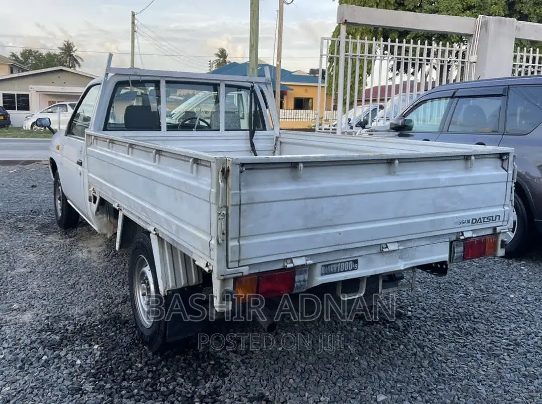 Nissan Pick-Up 1990 White