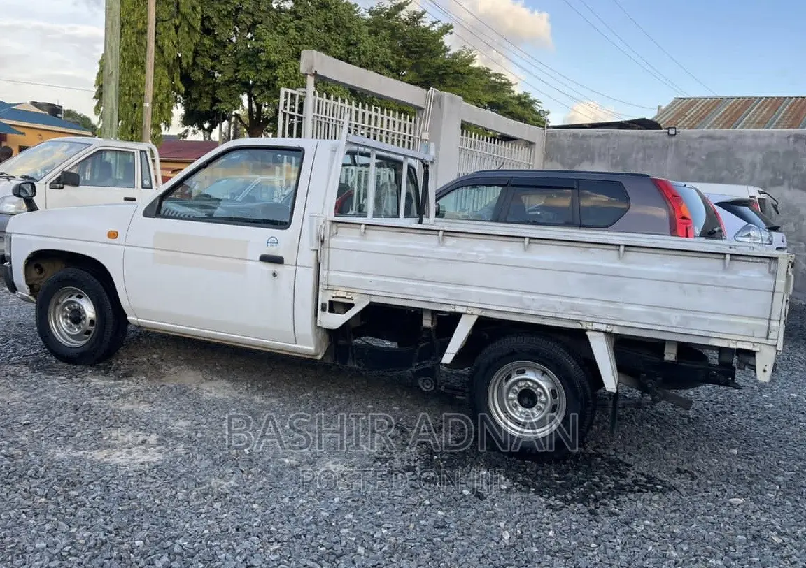 Nissan Pick-Up 1990 White