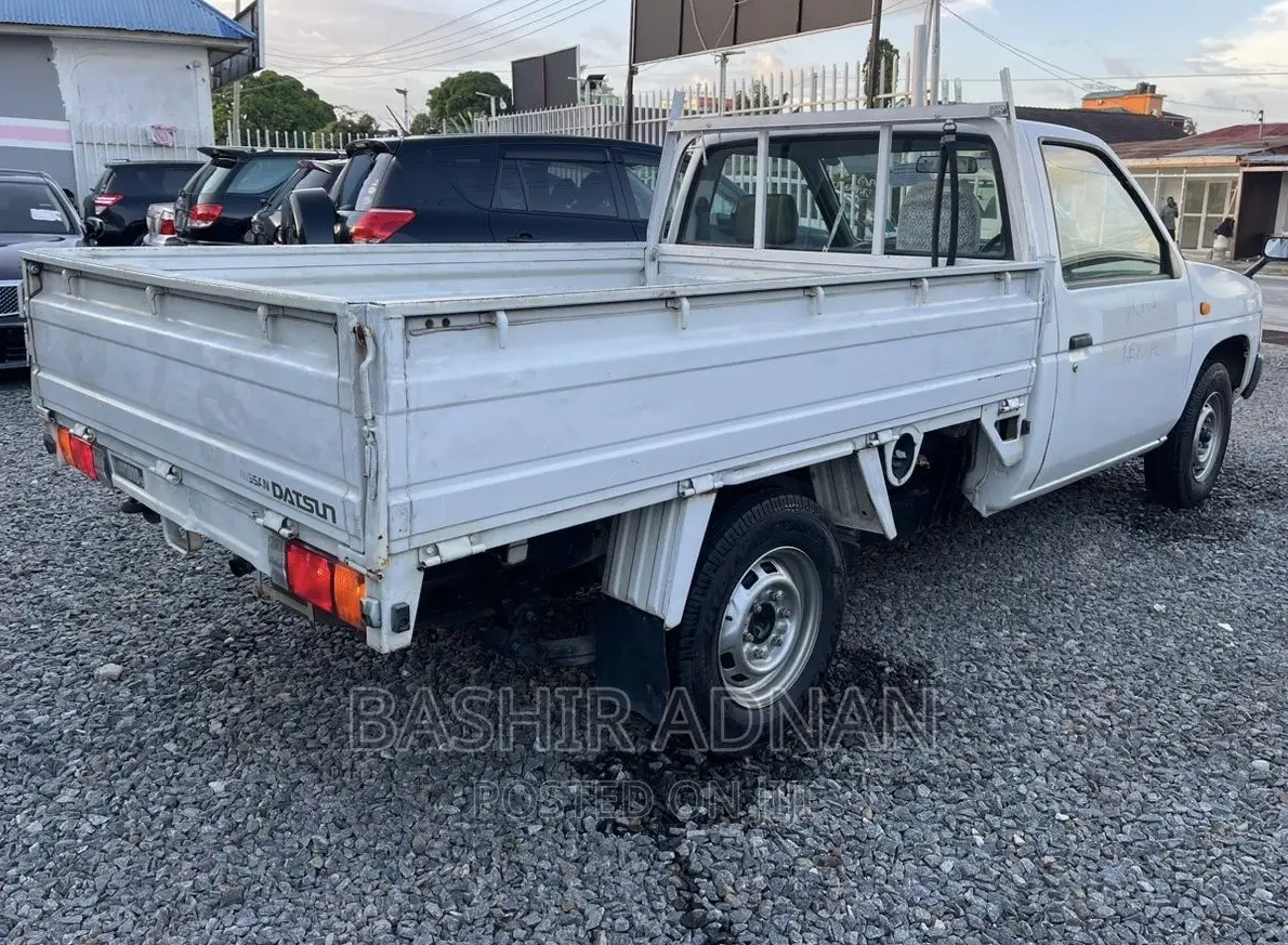 Nissan Pick-Up 1990 White