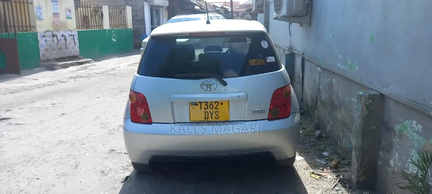 Toyota IST 2004 Silver