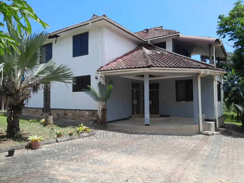 4bdrm House in Boko Dovya, Bunju for sale
