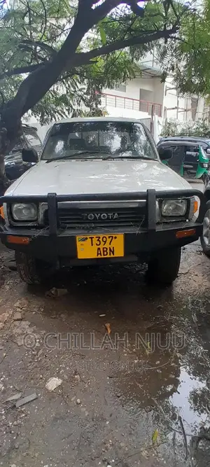 Toyota Hilux 1999 White