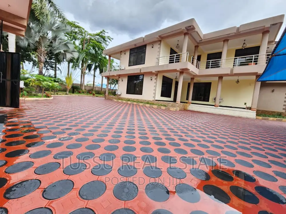 7bdrm Bungalow in Kigambon Kibada for sale