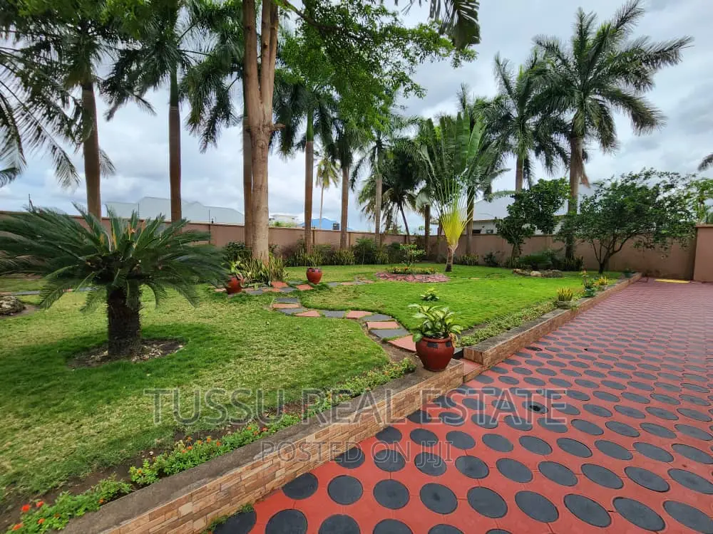 7bdrm Bungalow in Kigambon Kibada for sale