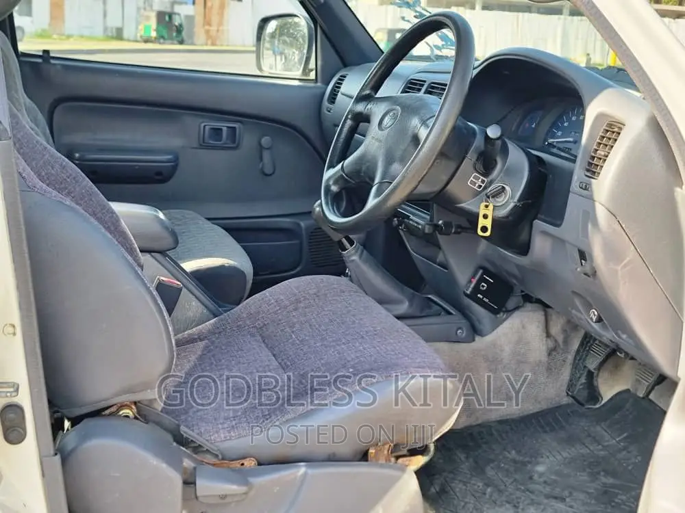 Toyota Hilux 2004 White