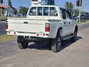 Toyota Hilux 2004 White