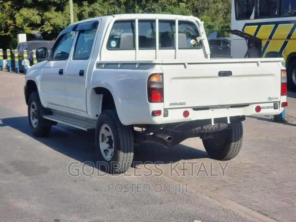 Toyota Hilux 2004 White
