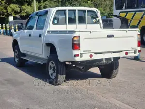 Toyota Hilux 2004 White