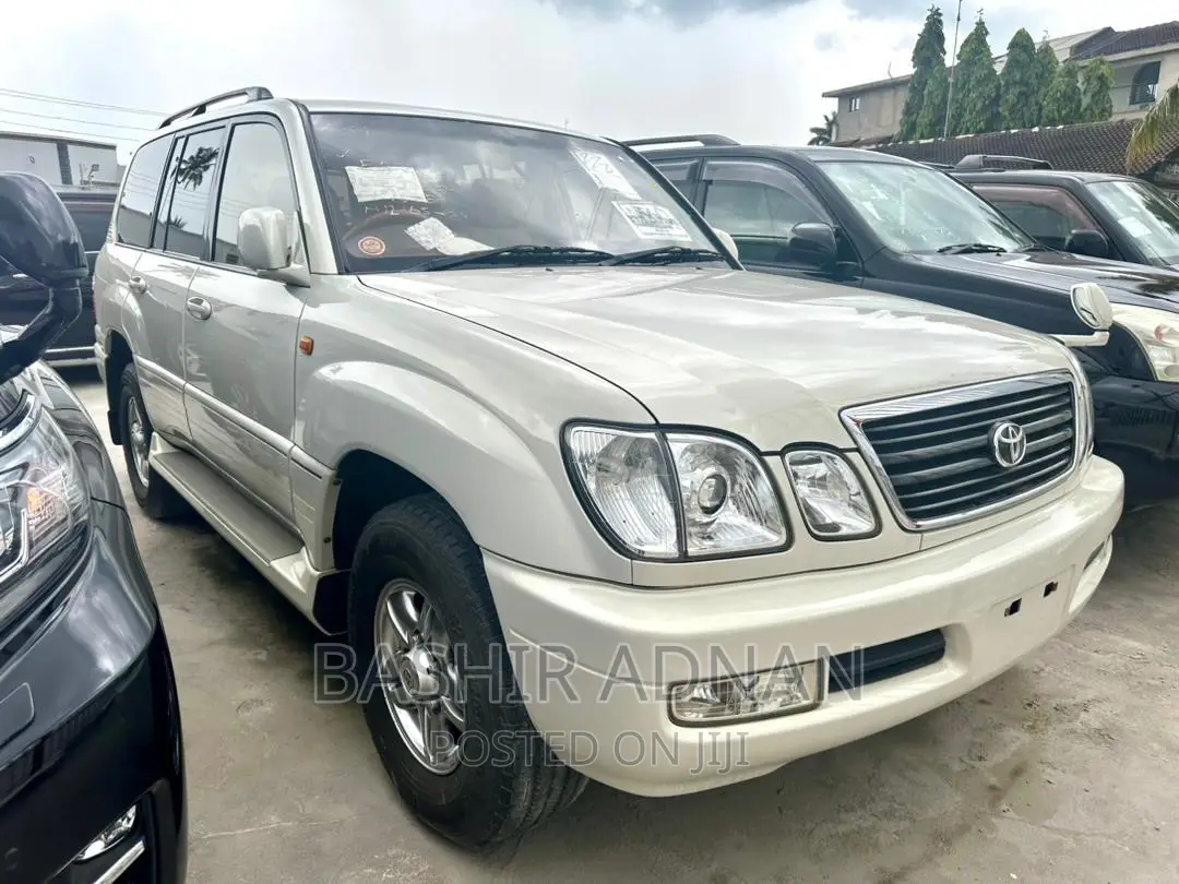 Toyota Land Cruiser 2001 White