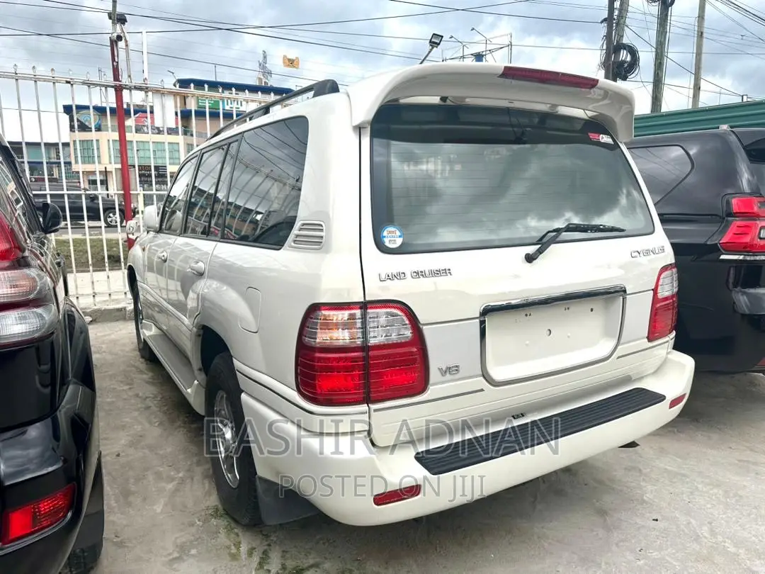 Toyota Land Cruiser 2001 White