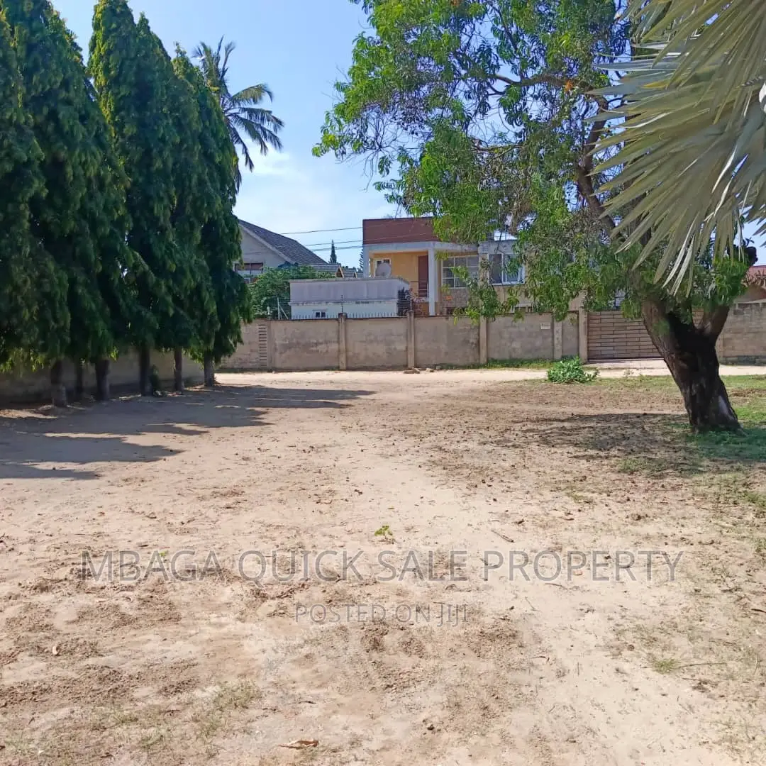 Plot for Sale at Ununio With Small 3 Bed Room House