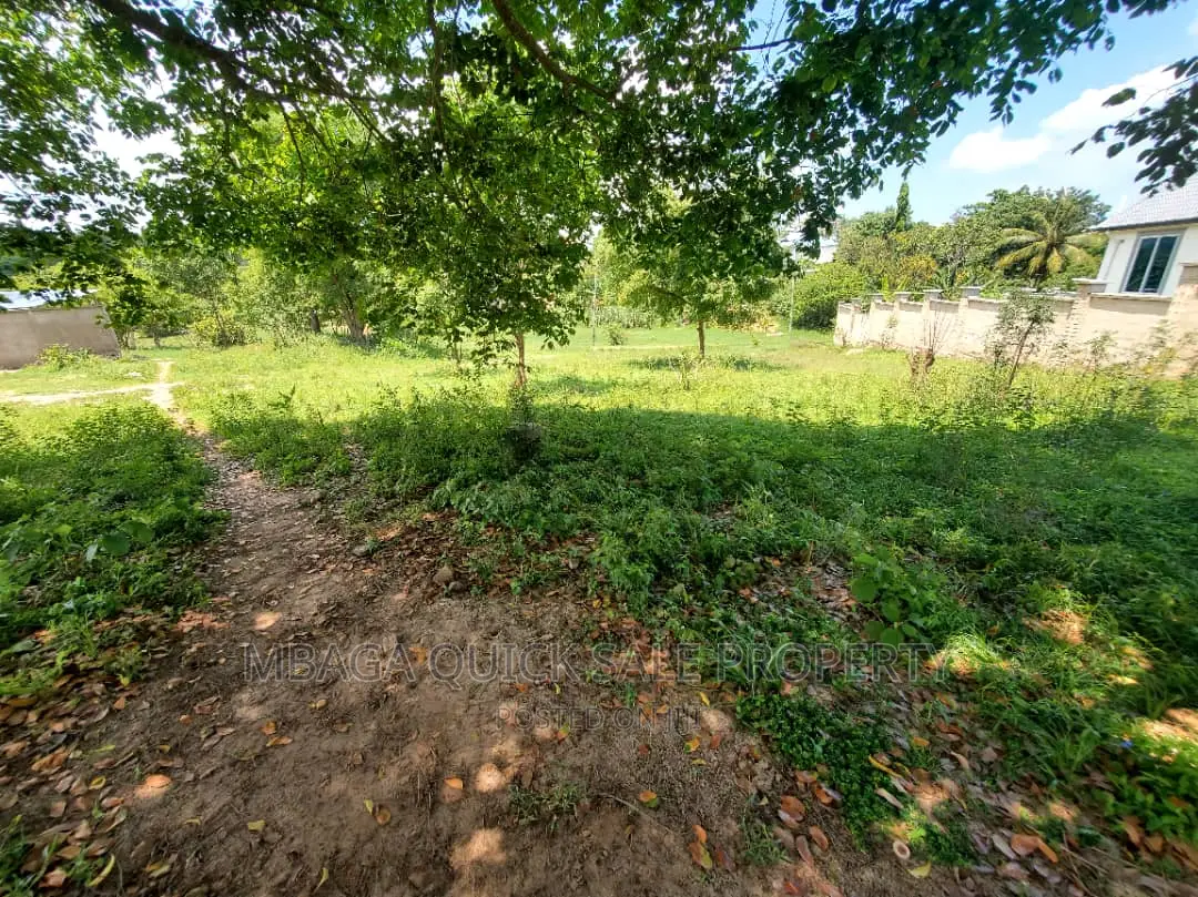 Plot Inauzwa Kipo Madale Mivumoni