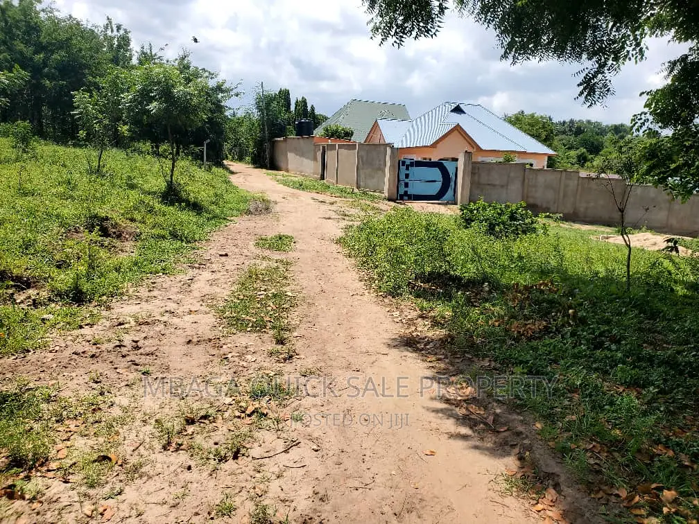 Plot Inauzwa Kipo Madale Mivumoni