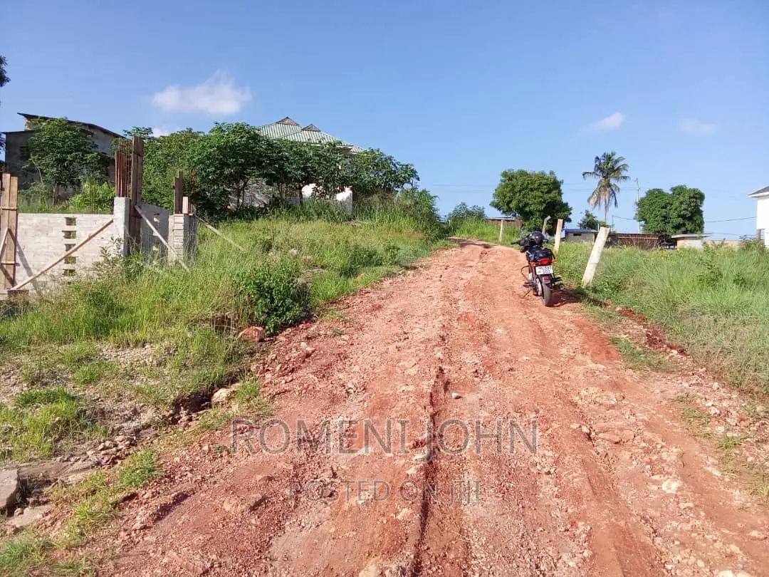 Eneo La Kibiashara Na Makazi Linauzwa Ml 300 Goba/ Mbezi.