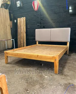 Kitanda Pine Na Sofa Mbele