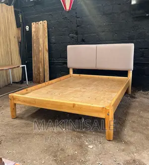 Kitanda Pine Na Sofa Mbele