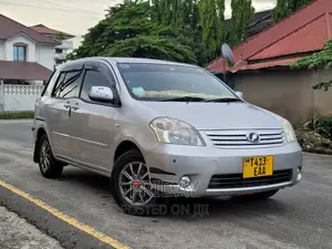 Toyota Raum 2005 Silver