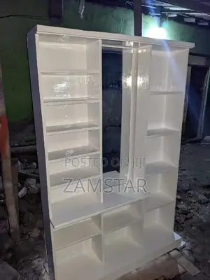 Kabati La Viatu Na Mikoba