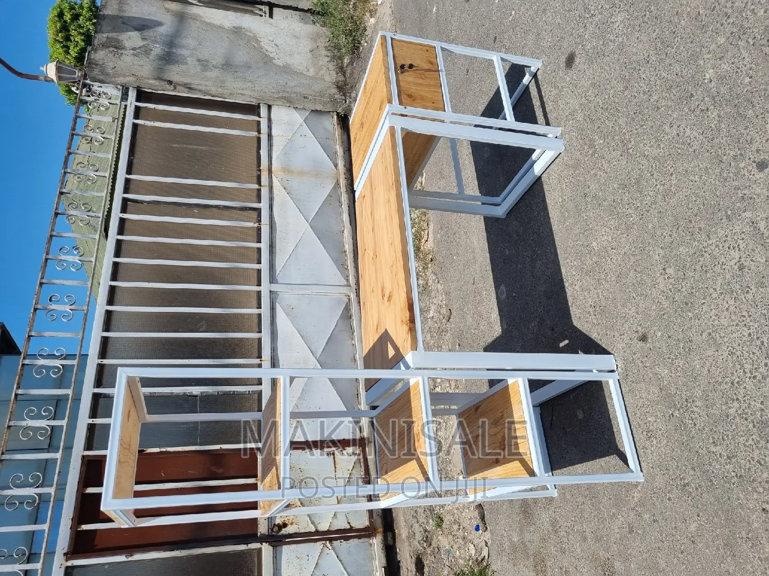 Meza Nzuri Na Shelf Zuri Sana
