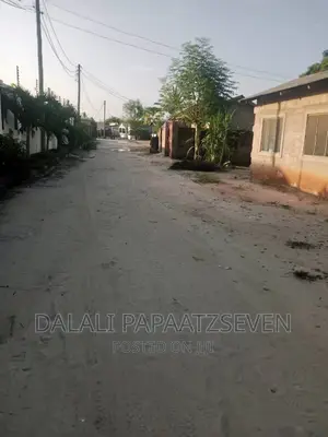 Eneo Lenye Ukubwa Wa SQMT 850 Linauzwa Lipo Boko Beach