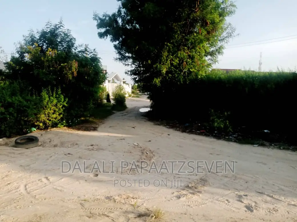 Eneo Lenye Ukubwa Wa SQMT 850 Linauzwa Lipo Boko Beach