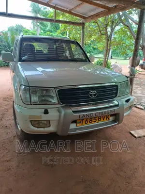 Toyota Land Cruiser 2002 White