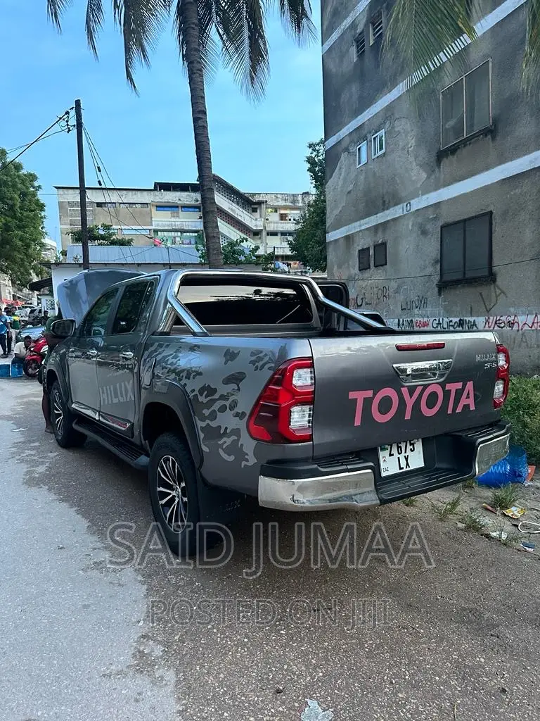 Toyota Hilux 2017 Gray