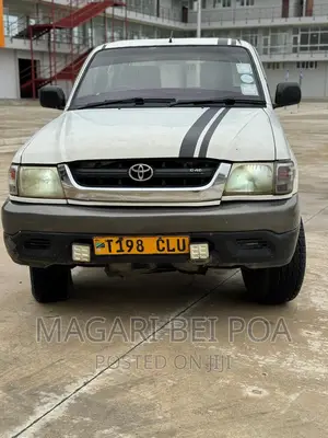 Toyota Hilux 2001 White