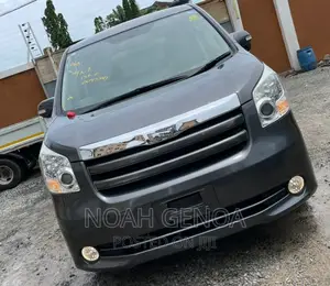 Toyota Noah 2.0 143hp AWD (7 Seater) 2009 Gray