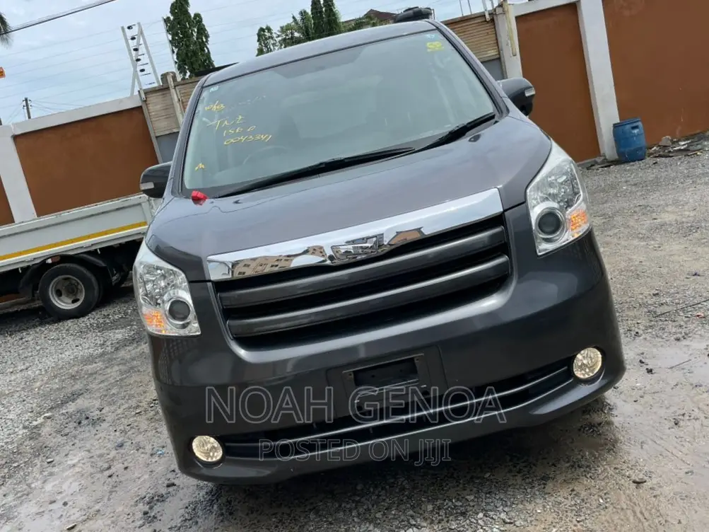 Toyota Noah 2.0 143hp AWD (7 Seater) 2009 Gray
