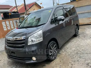 Toyota Noah 2.0 143hp AWD (7 Seater) 2009 Gray