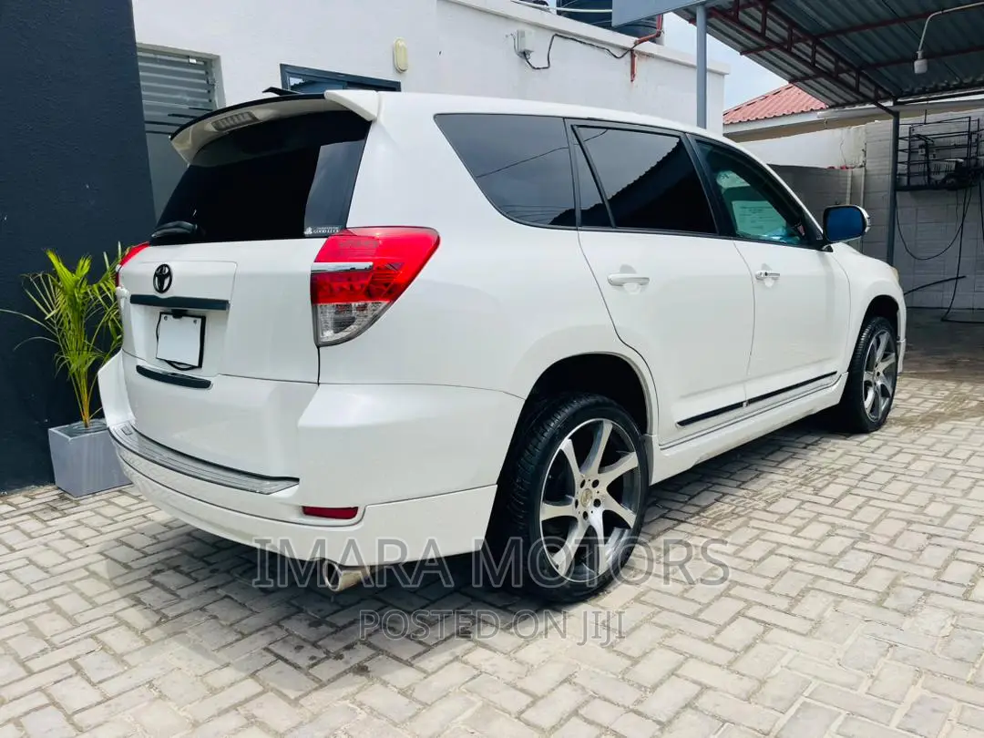 Toyota Vanguard 2010 White