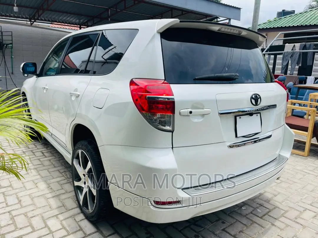 Toyota Vanguard 2010 White