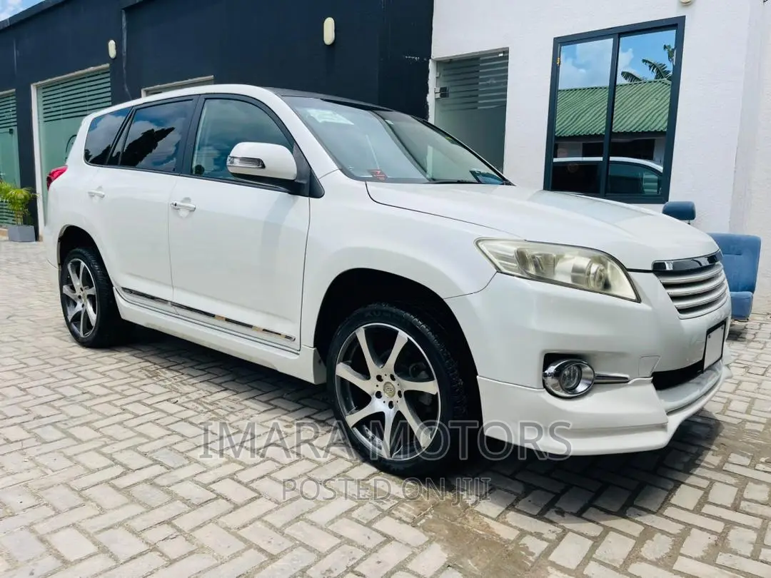 Toyota Vanguard 2010 White