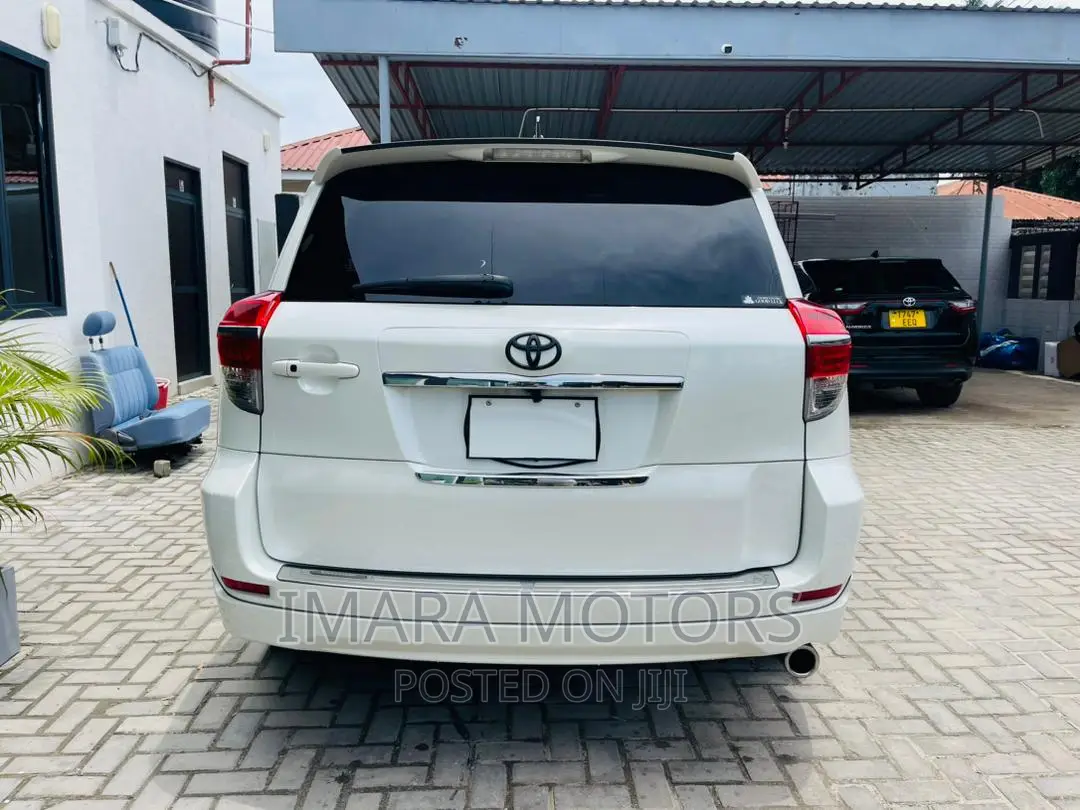 Toyota Vanguard 2010 White