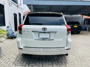 Toyota Vanguard 2010 White