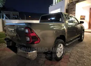 Toyota Hilux 2022 Gold