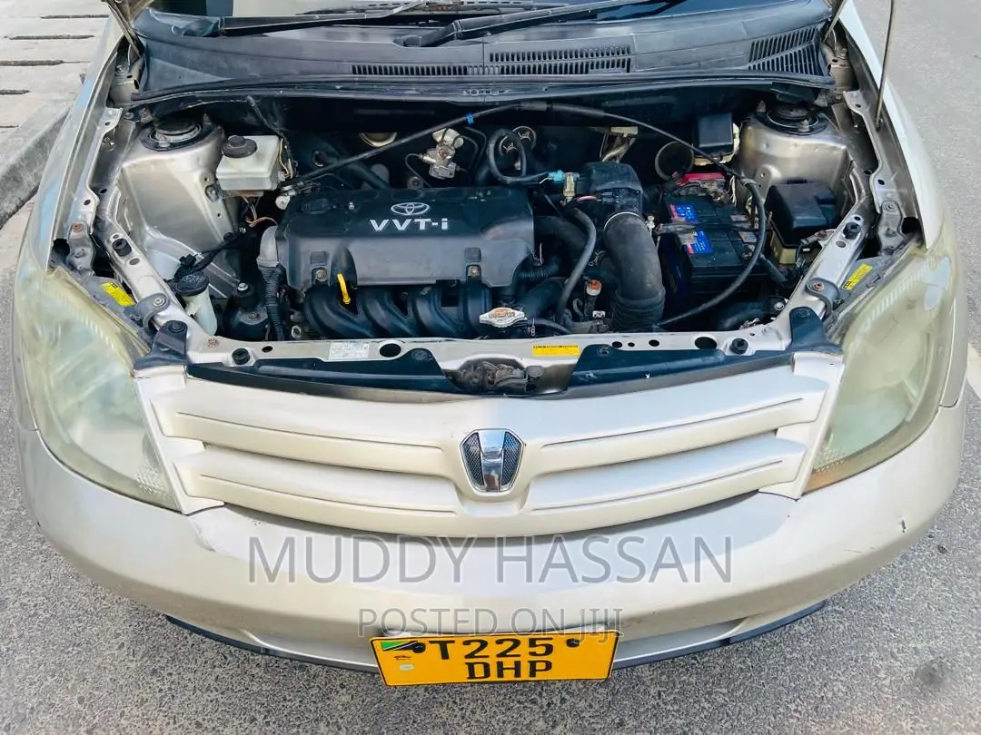 Toyota IST 2003 Gold