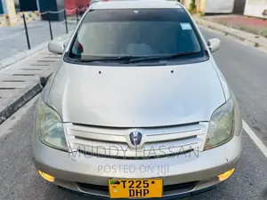Toyota IST 2003 Gold