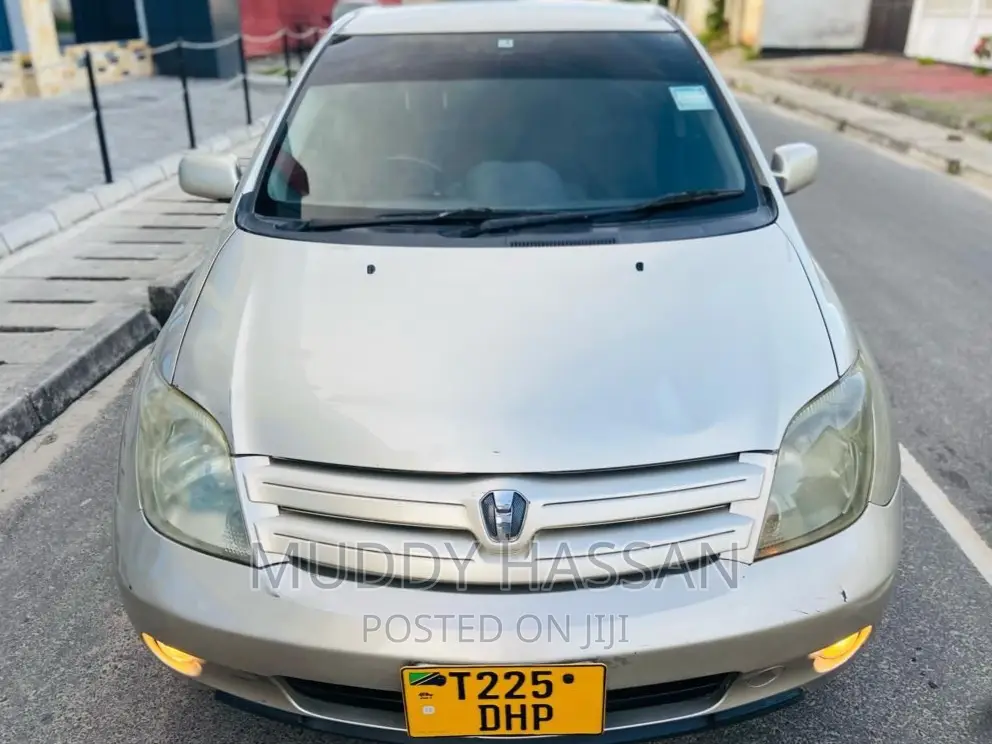 Toyota IST 2003 Gold