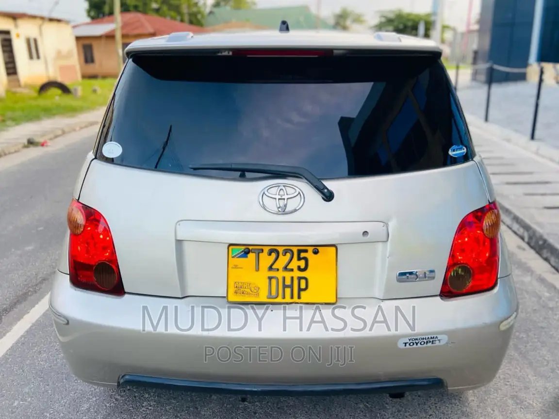 Toyota IST 2003 Gold