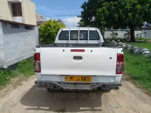 Toyota Hilux 2002 White