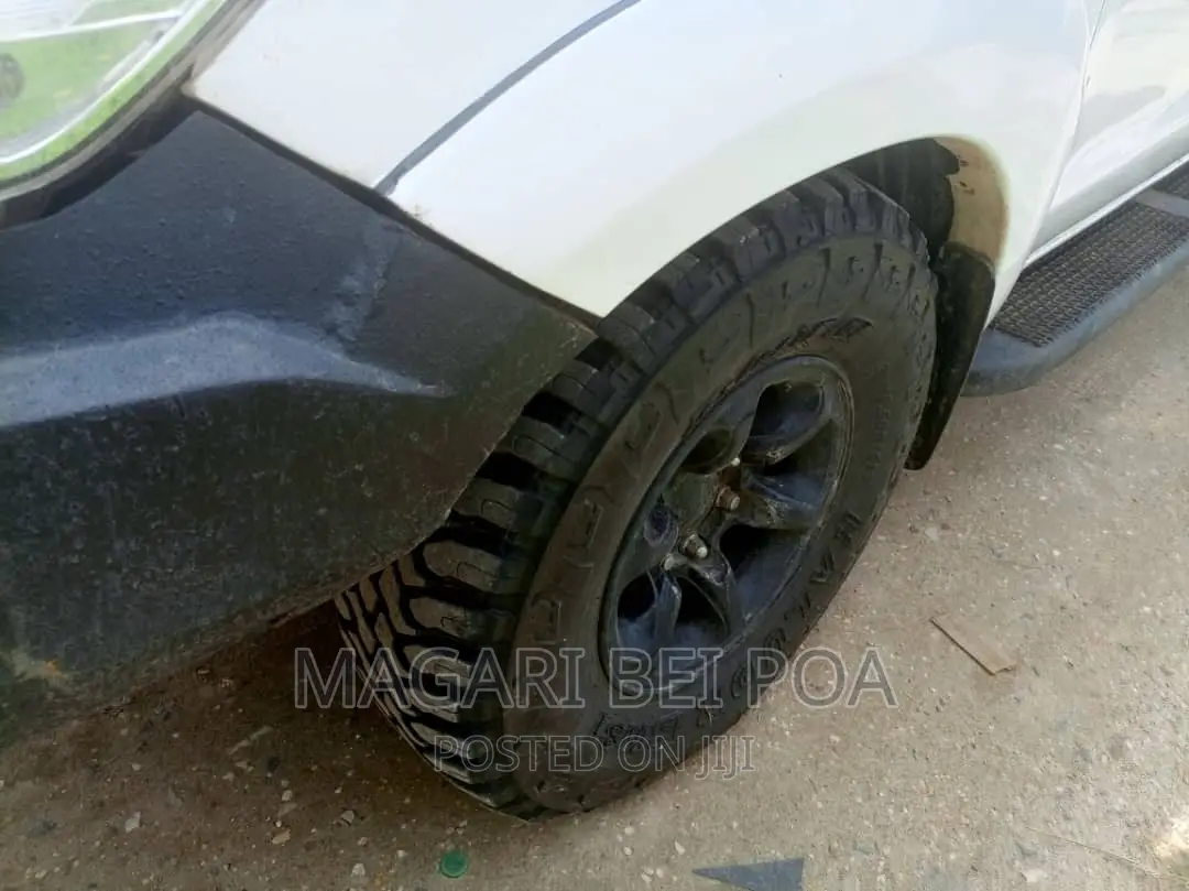 Toyota Hilux 2002 White