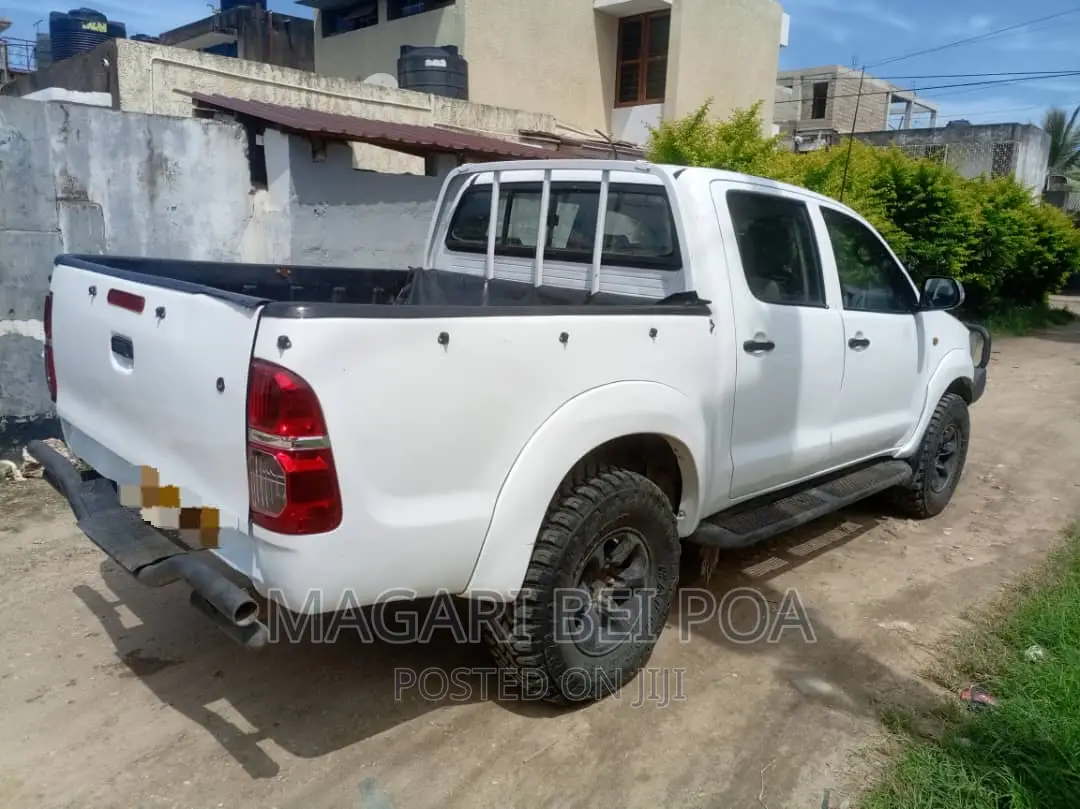 Toyota Hilux 2002 White